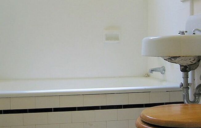 This simple, comfortable studio is in a great location just a block from campus on the northwest end-CALL TO VIEW