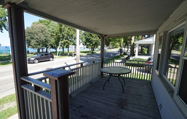 **ONE BEDROOM SUBLET** 5 Bed Home w/ Front Porch Lake View & Parking INCLUDED!