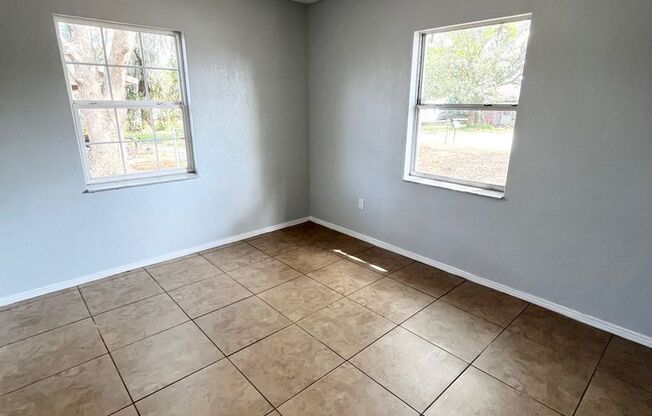 Cute 3BR/1BA Lakeland Home Near Southeastern University! No Application Fee!
