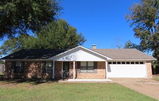 Whitehouse ISD! Lovely 3 Bedroom, 2 Bath Home