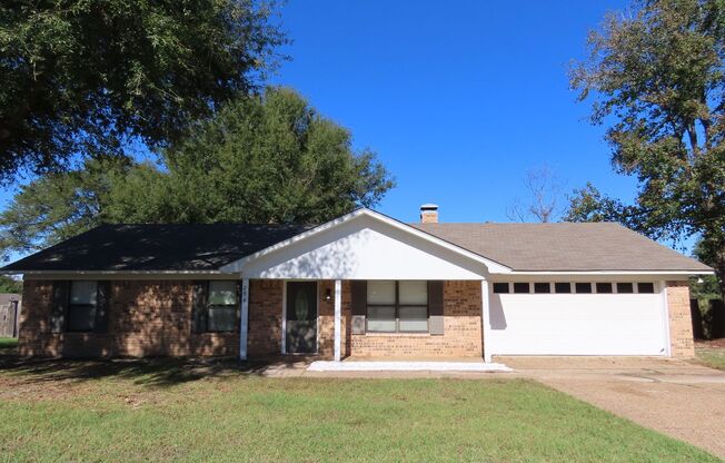 Whitehouse ISD! Lovely 3 Bedroom, 2 Bath Home