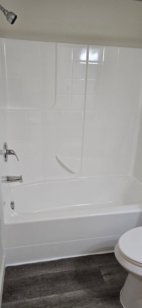 3 beds, 2 baths, 1,075 sqft, $2,050, Unit 213