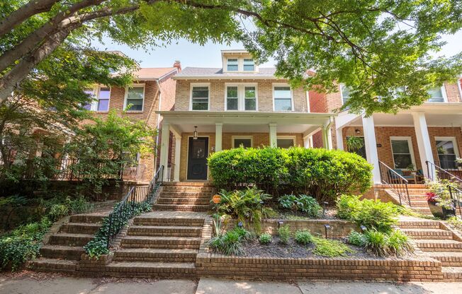 Beautiful Renovated 3 Bedroom 2.5 Bath off of Rosewood Ave ***Available Mid June***