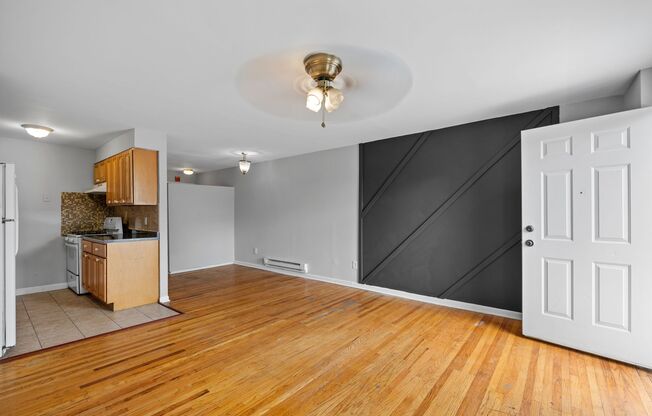 1 bed, 1 bath, 700 sqft, $1,000, Unit I5 (1BR)