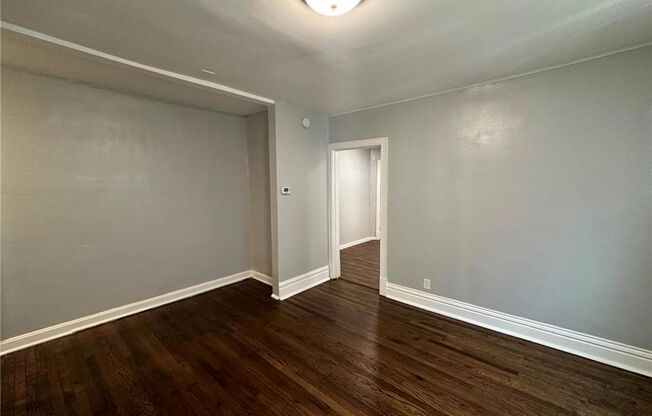 2 beds, 1 bath, 888 sqft, $925, Unit Lindenwood Ave 4950-A