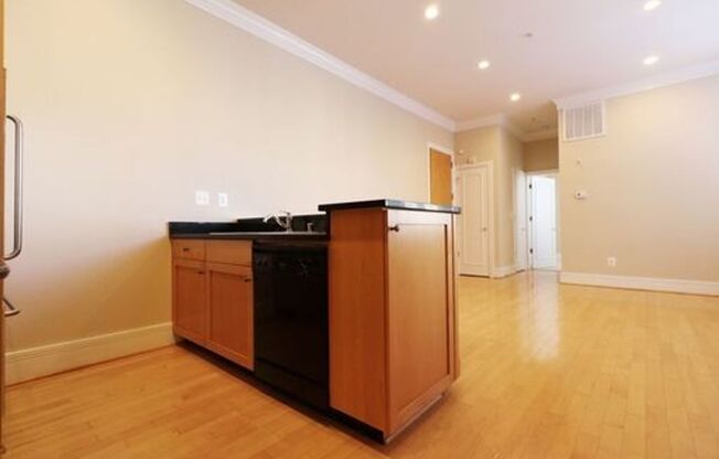 2 beds, 1 bath, 660 sqft, $3,500, Unit 411