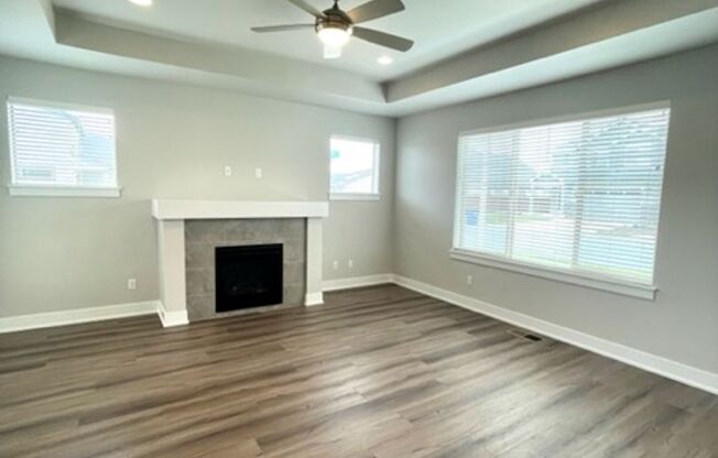 Gorgeous, like new home in Redmond!  A/C and community pool!