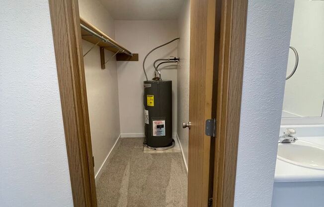 2 beds, 1 bath, 902 sqft, $1,150, Unit H - 085*