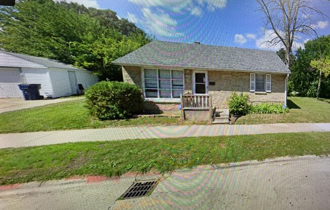 3BR SINGLE FAMILY HOME WITH FULL BASEMENT, GARAGE, YARD AND PARKING. NICE!