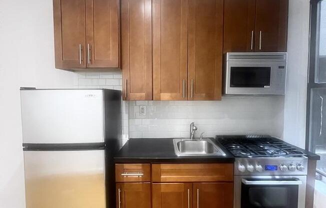 409 W 52 ST