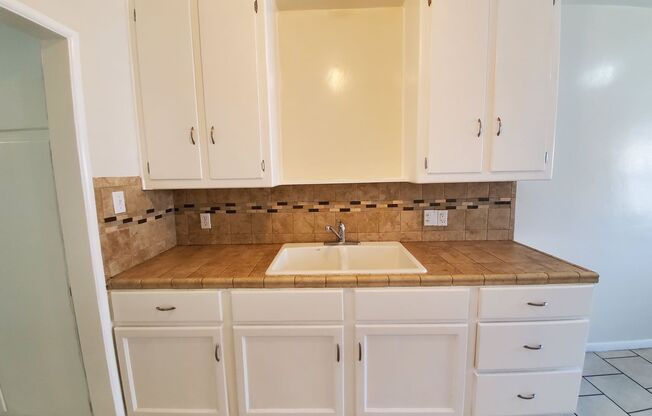 1 bed, 1 bath, 570 sqft, $1,900, Unit 027