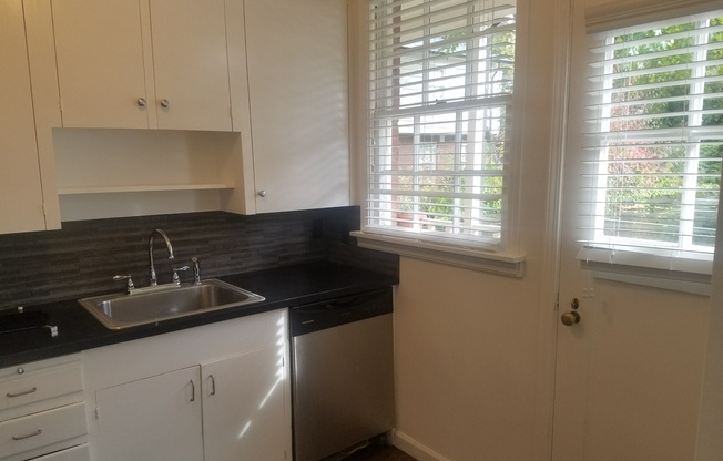 2 beds, 1 bath, 901 sqft, $1,990, Unit 15