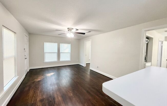 Adorable 2/1/1 Craftsman Cottage !