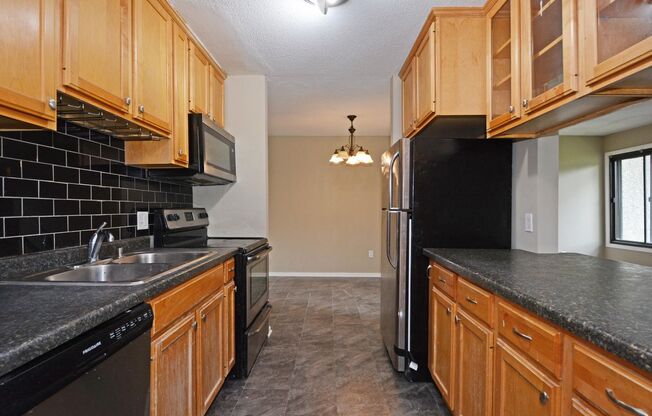 Spacious 3-Bed 1-Bath Condo For Rent in Eagan!