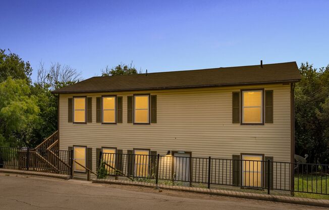 1009/1011 Advance St