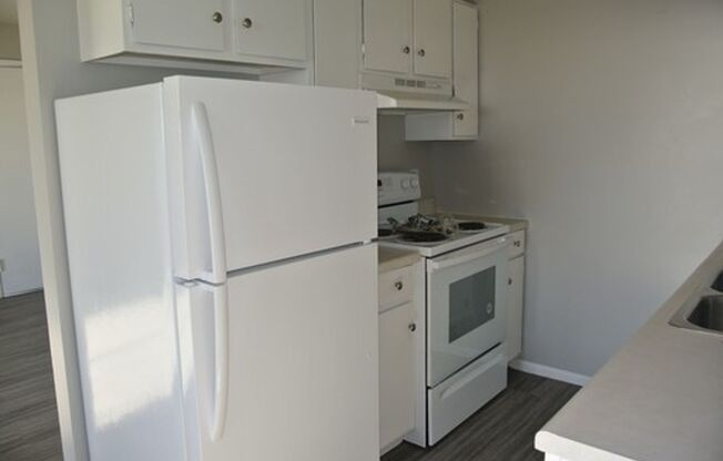 2 beds, 1 bath, $695, Unit 2