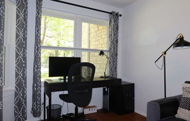 Hyde Park Country Condo - Furnished - 1BD/1BA - Covered Parking -Close to Everything