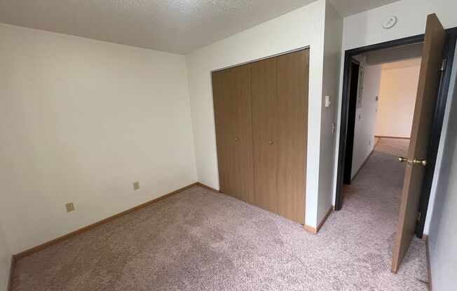 2 beds, 1 bath, $650, Unit 24