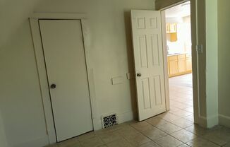 3 beds, 1 bath, $1,050, Unit upper