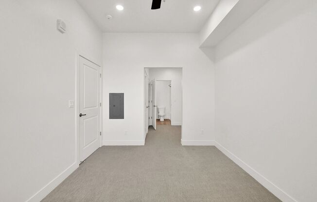 2 beds, 1 bath, $1,300, Unit 214