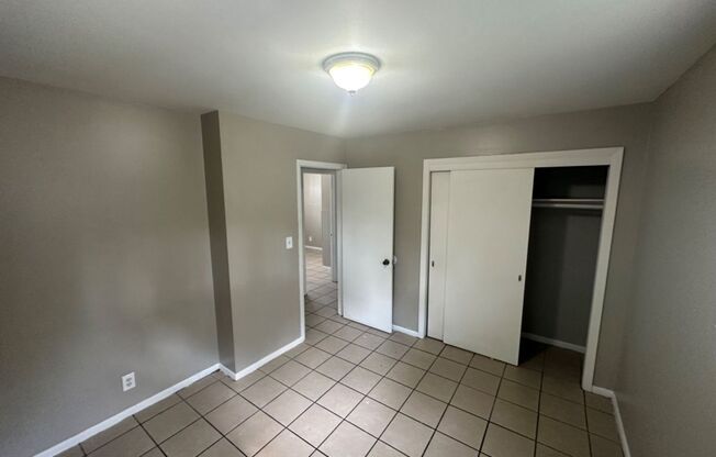 3 beds, 1 bath, 1,000 sqft, $1,100, Unit 4761 (Upper)