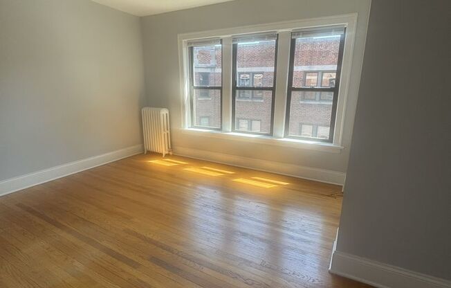 3 beds, 1 bath, 825 sqft, $2,695, Unit 2121-27-3A