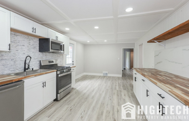 Spacious 3 bedroom/2 Bath Single Family House! Tremont!!