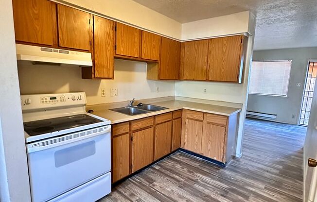 2 beds, 1 bath, 700 sqft, $895, Unit Unit A