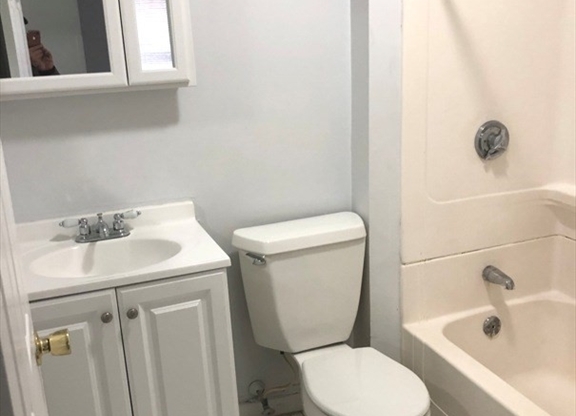 4 beds, 1 bath, 1,200 sqft, $5,600, Unit 3(2B)