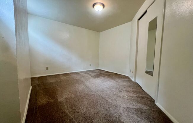 Charming One Bedroom in Oakland! Ample Natural Light! Call Today!