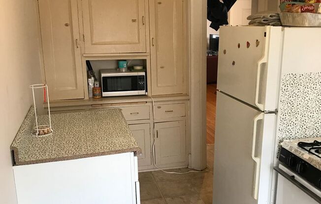 2 beds, 1 bath, 1,100 sqft, $1,350, Unit 12