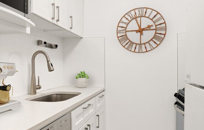 Studio, 1 bath, 400 sqft, $3,650, Unit 4J