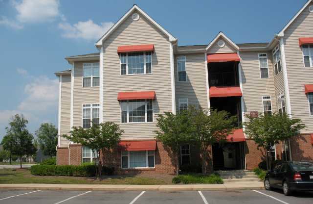 Charming 3rd floor, 1br condo in Brier Creek!! Close to shopping and airport! Avail Now!