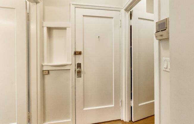 Studio, 1 bath, 450 sqft, $2,400, Unit 205