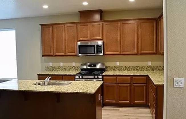735 SUZANNE DR