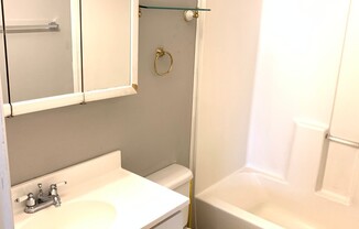 2 beds, 1.5 baths, 860 sqft, $1,100, Unit 4