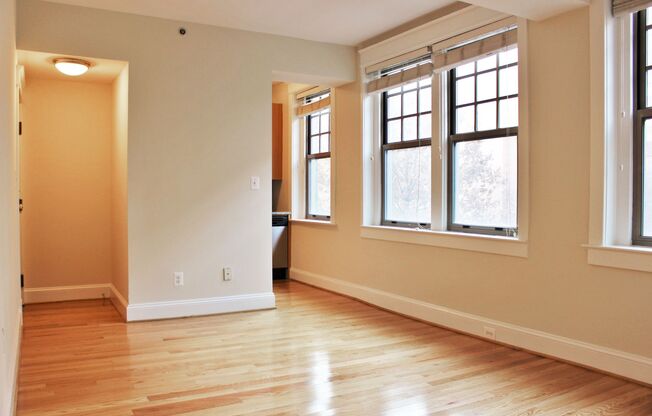 3 beds, 2 baths, $5,250, Unit 305