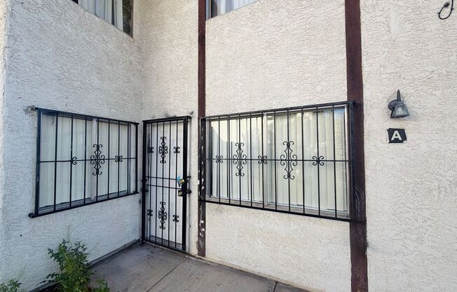 Super central 2 bedroom condo with tile & laminate flooring and in unit laundry! Home is very conveniently near many stores, businesses, and restaurant!