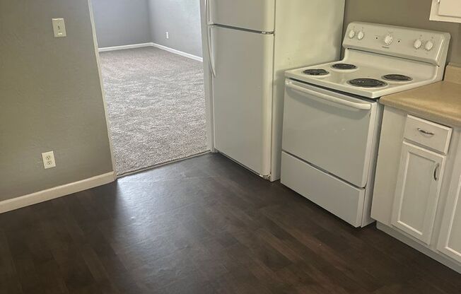 2 beds, 1 bath, 750 sqft, $970, Unit B12 1041 09