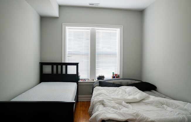 3 beds, 1 bath, 850 sqft, $1,985, Unit 3002-3S