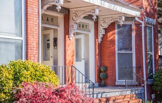 104 & 104-1/2 E Clay St