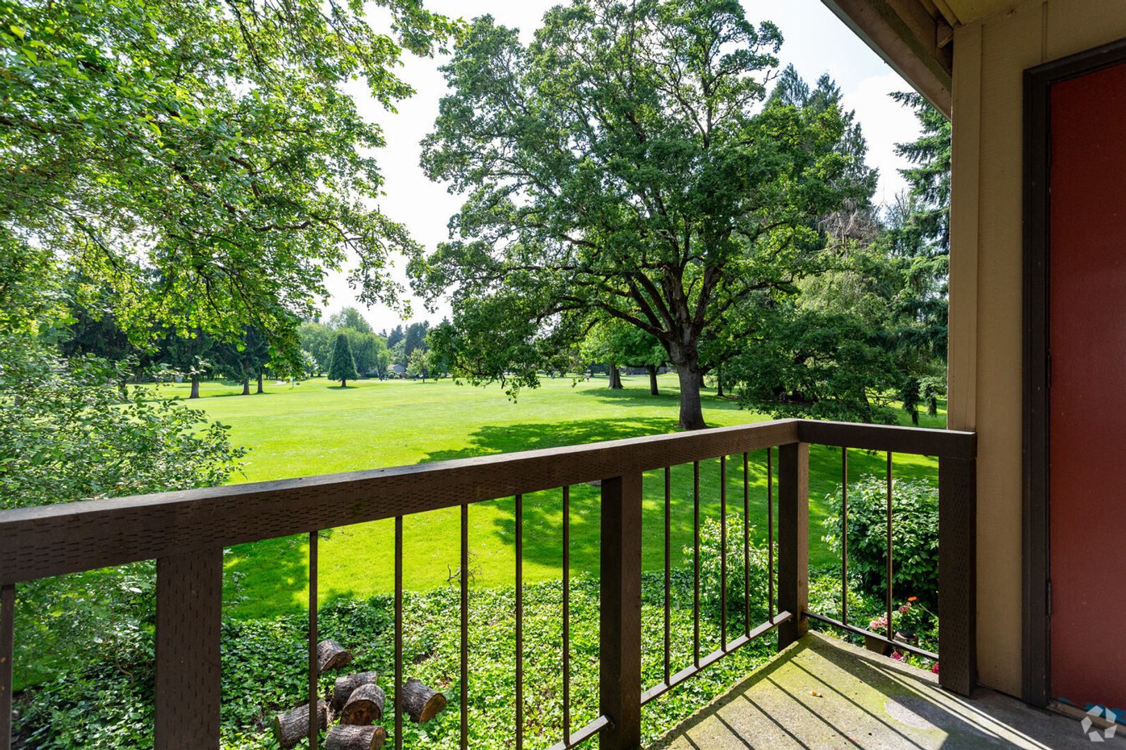 1 MONTH FREE RENT! Golf Course View! 2 bedroom with In-Unit Washer & Dryer!