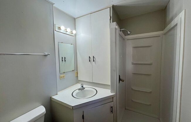 1 bed, 1 bath, 350 sqft, $595, Unit B