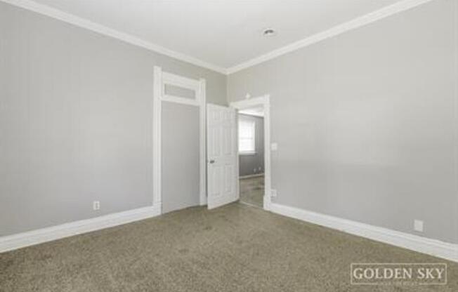 1109 E 8 ST