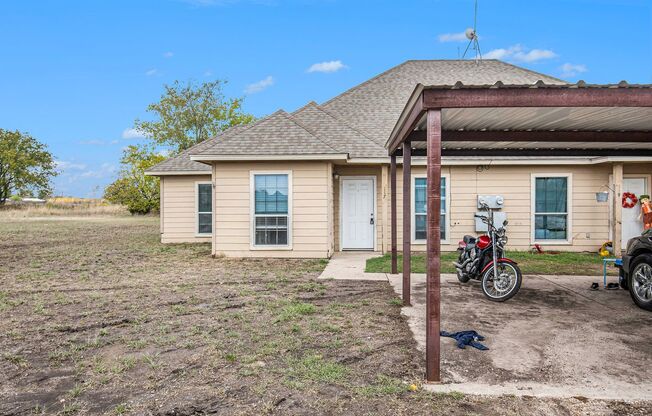 Beautifully Crafted 3 bed 2 bath duplex located in Weatherford, Tx.