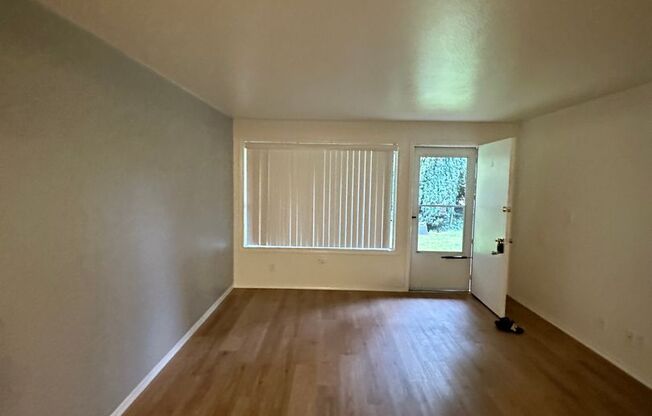 Beautiful and cozy updated one bedroom apartment in Downtown Renton.