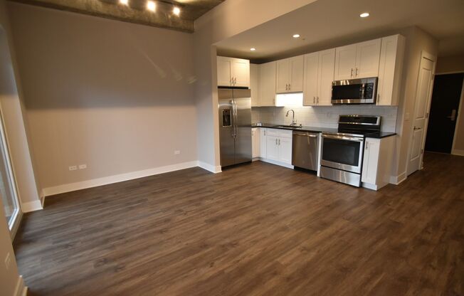 2 beds, 2 baths, 976 sqft, $4,275, Unit 3833-722