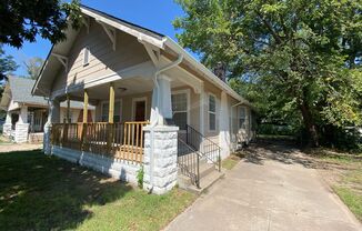 $1250 - 3 bedroom / 1 bathroom - Beautiful newly remodeled home! Fenced in yard