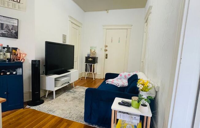 2 beds, 1 bath, 664 sqft, $3,350, Unit 43