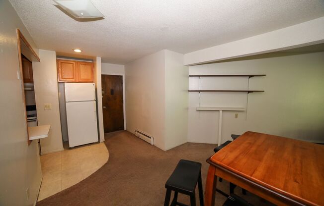 2 beds, 1 bath, 693 sqft, $2,484, Unit 17